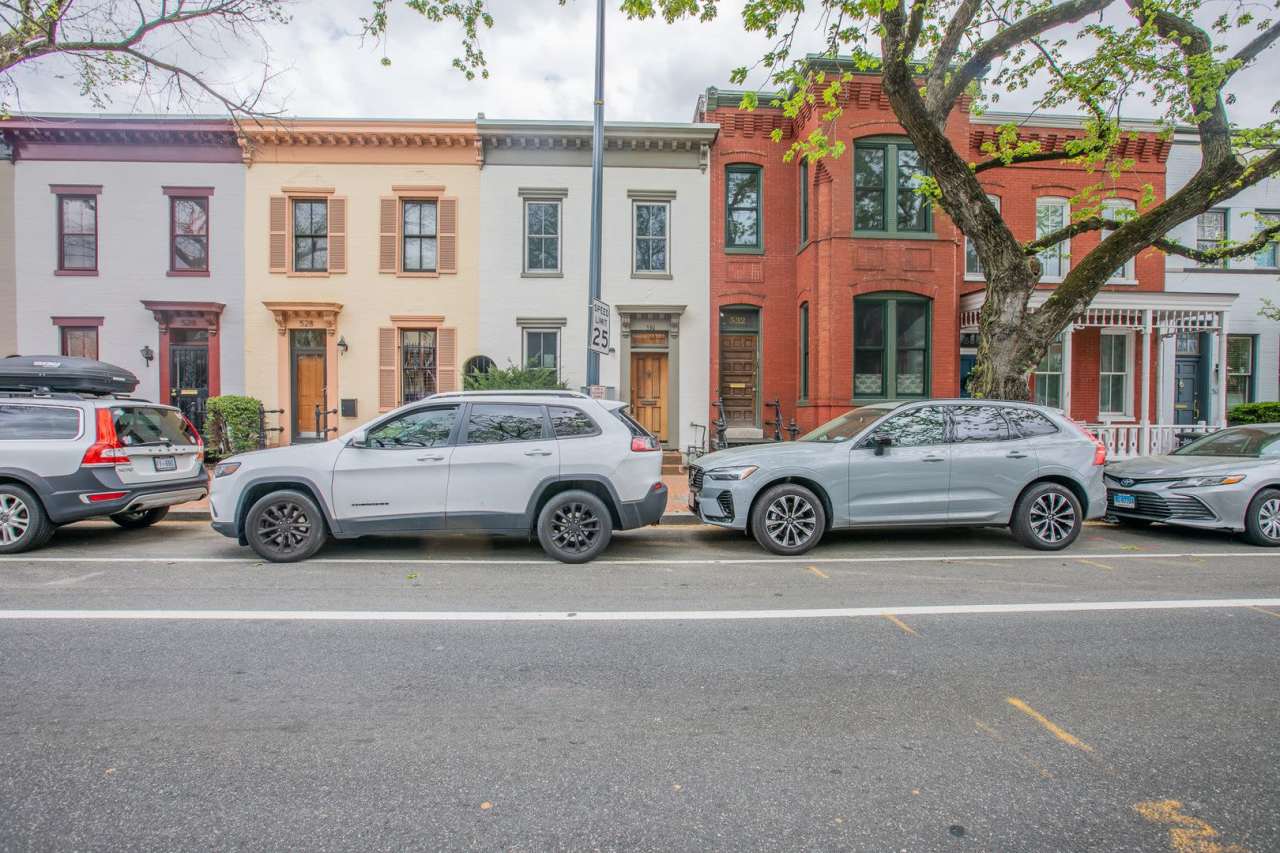 Newly Renovated 2 BR/1 BA Apartment in Capitol Hill!