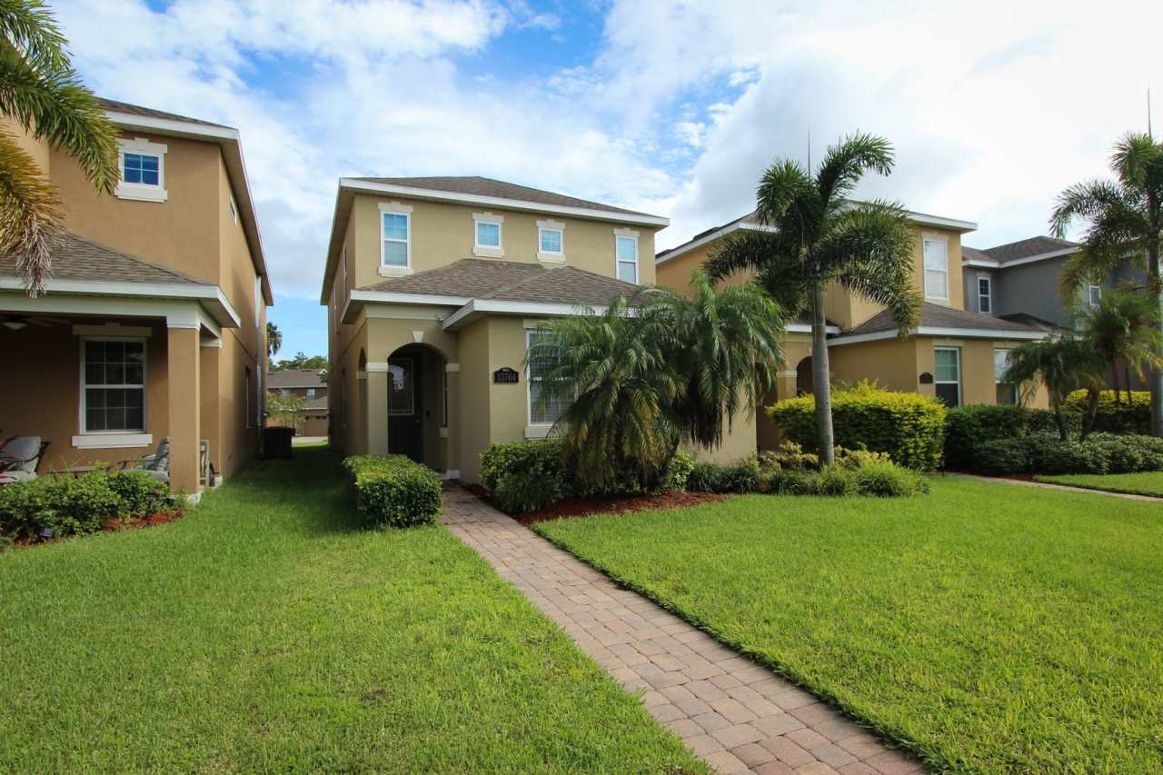 BEAUTIFUL AND BIG 4BED/2.5 BATH HOME in Signature Lakes!!!