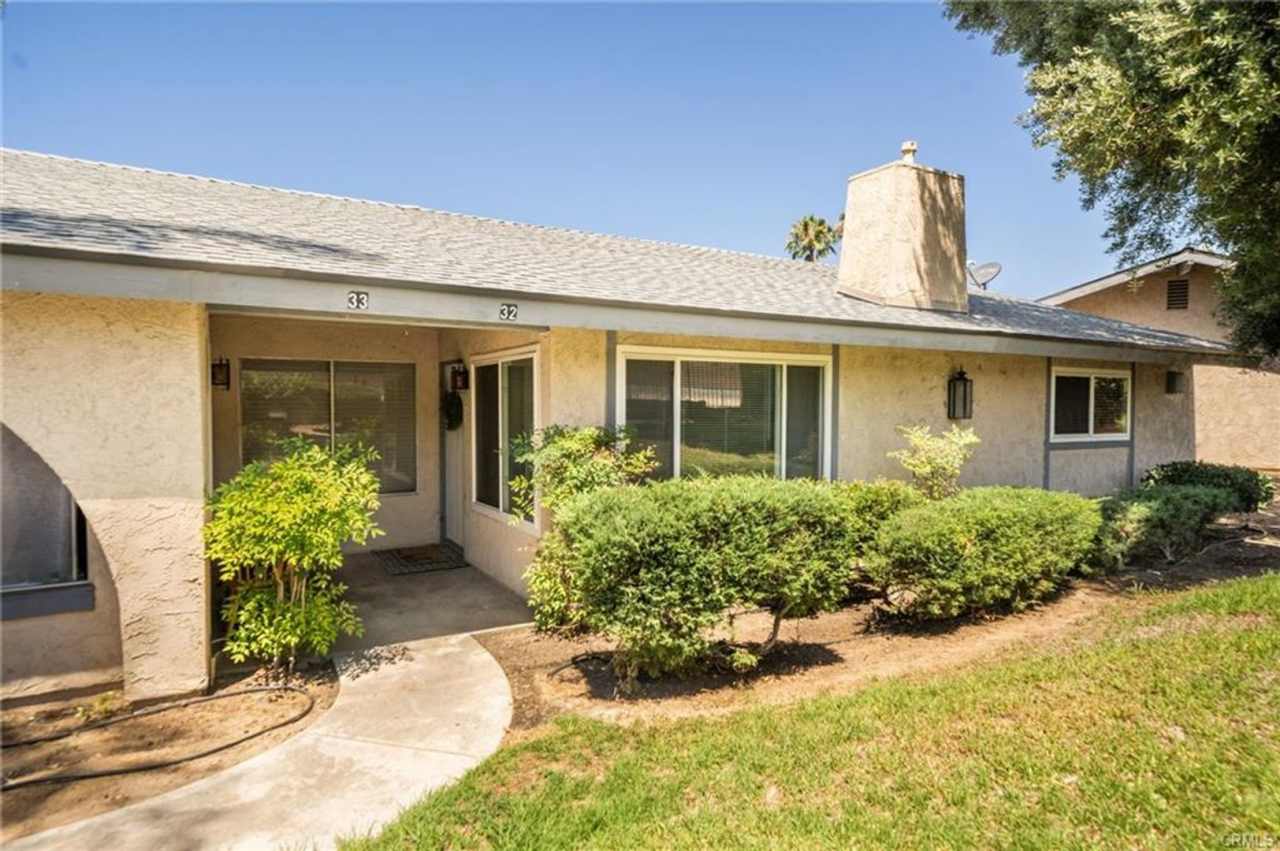 Clean  updated 2 bed/2 bath condo available for lease. Student-friendly  walking distance to UCR