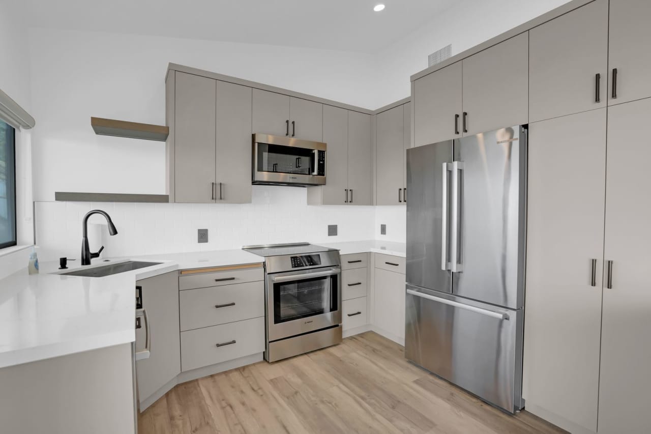 Coastal Bliss Awaits: Luxurious 3-Bed, 3.5-Bath Townhouse in Exclusive Zuma Bay Villas, Malibu