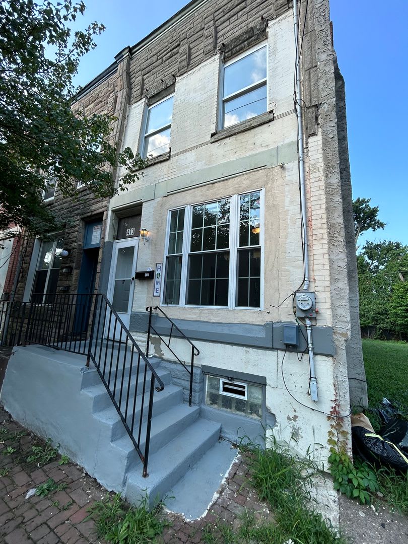 Nice 3 bedroom house big kitchen and Parking