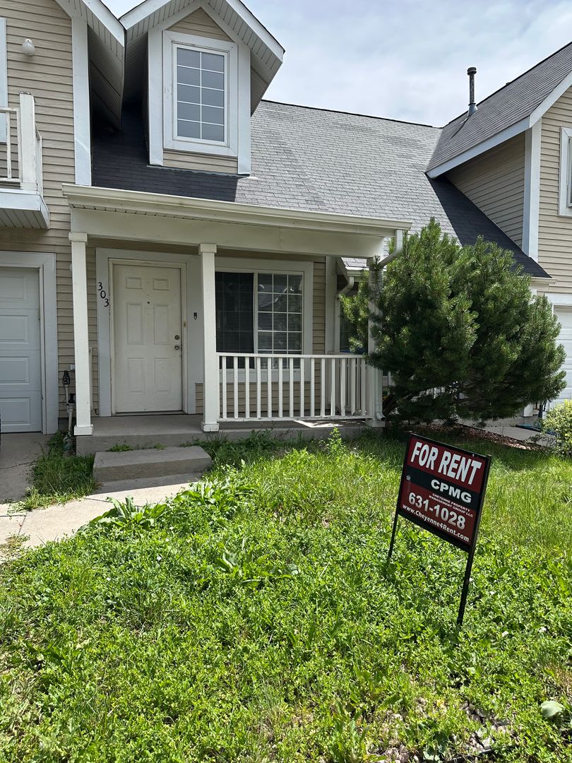 3 BEDROOM, 2 BATHROOM TOWNHOUSE WITH 1 CAR ATTACHED GARAGE