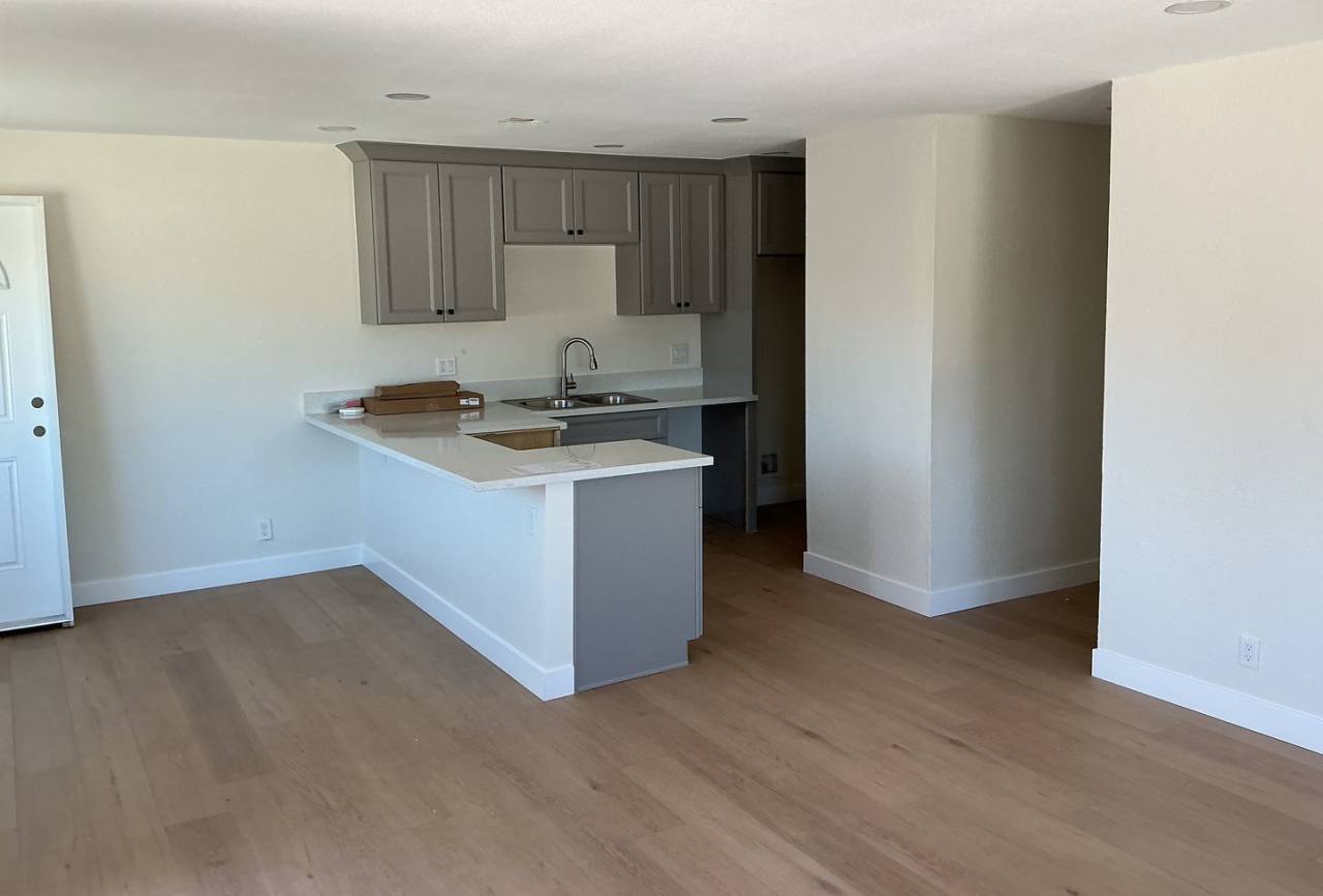 3BD/2BA APARTMENT - UPSTAIRS UNIT