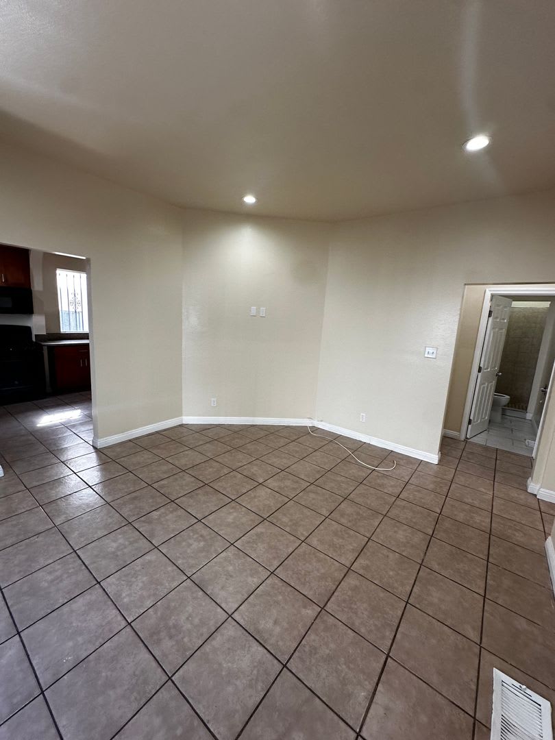 Welcome to 750 E 40th Pl