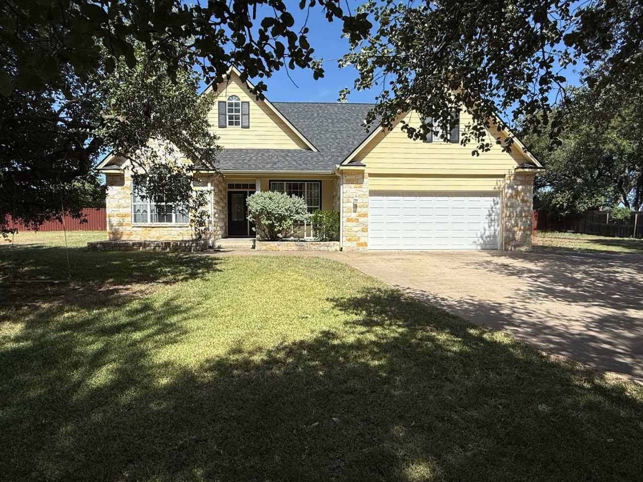 AVAILABLE NOW - BEAUTIFUL COUNTRY SIDE HOME!