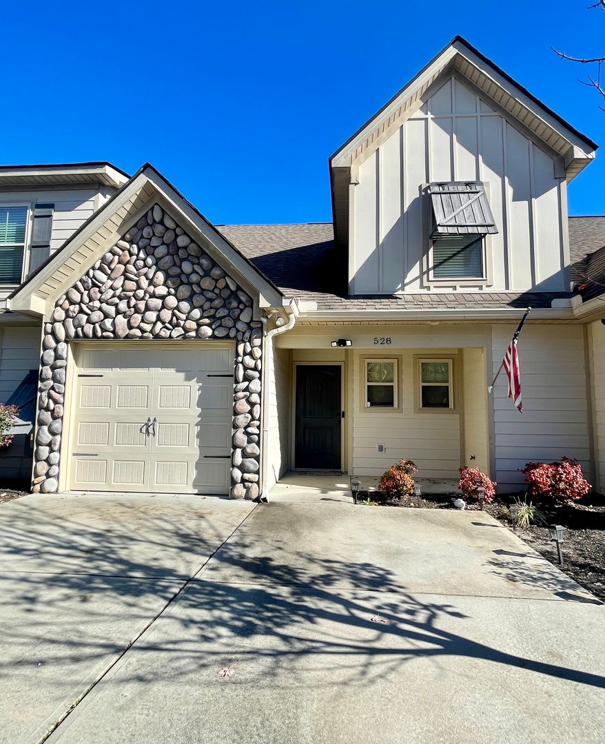 Large Town Home with Garage