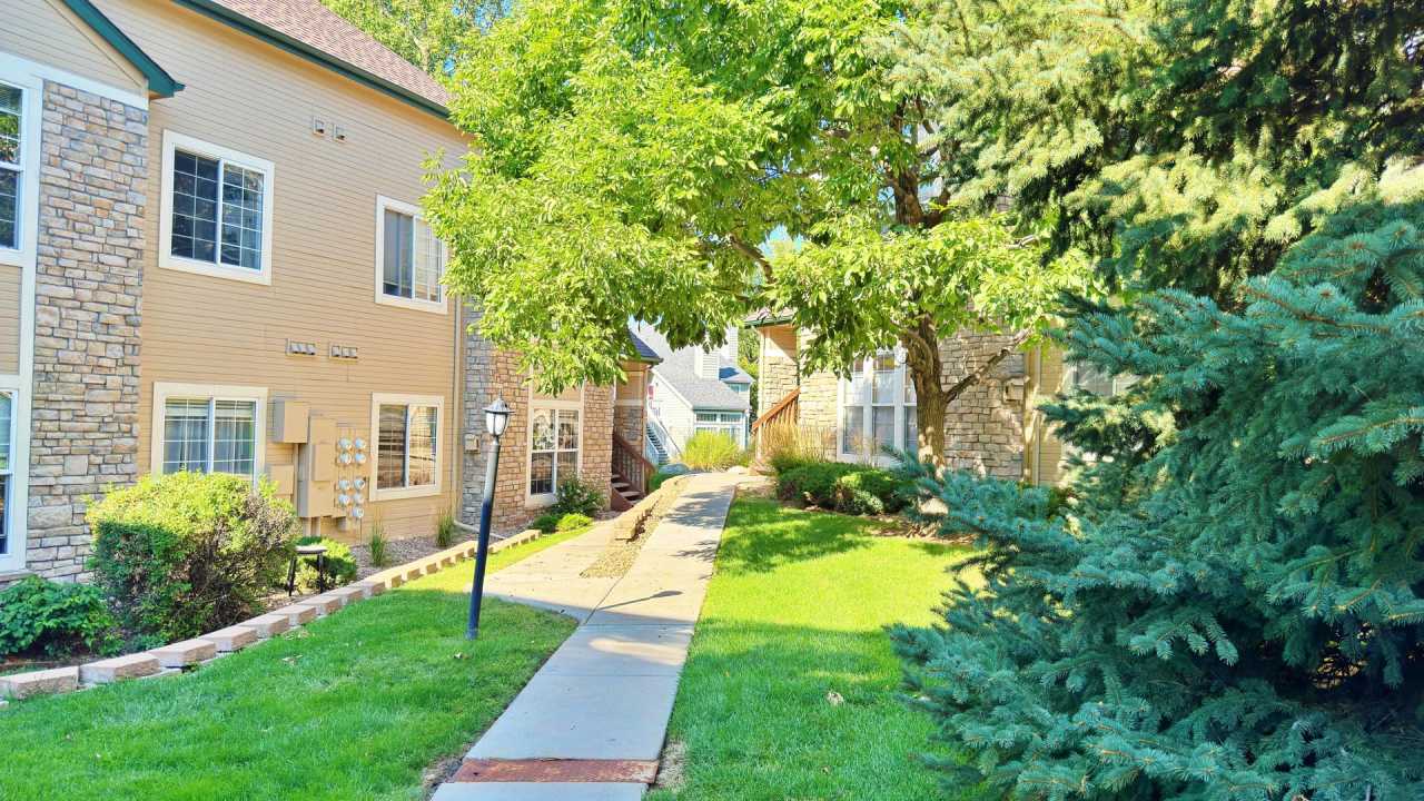 NEW Paint  Carpet in this Fantastic 2 Bed 2 Bath Condo in Meadow Hills V Cheery Creek Schools!!