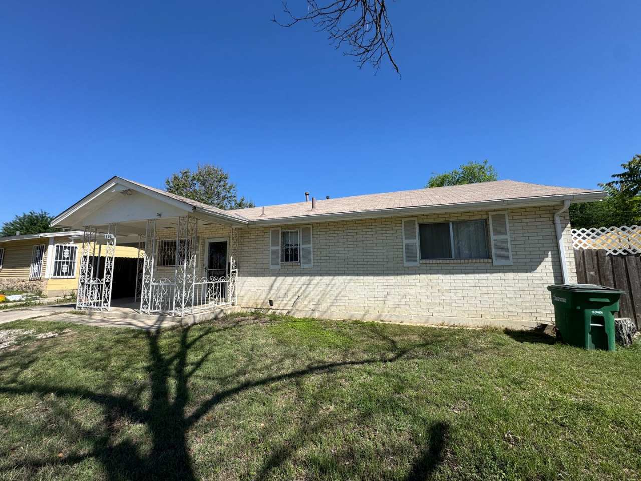 2 bedroom/1 bath available for IMMEDIATE MOVE IN! YARD MAINTENANCE INCLUDED!