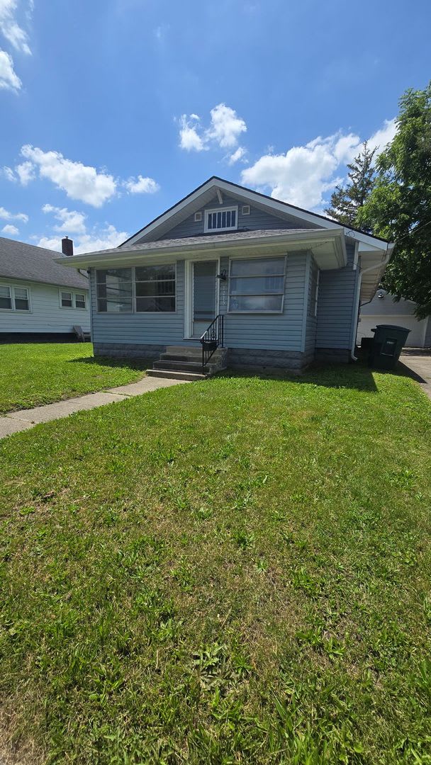 2 Bed/1 Bath - Spacious Living Room, Detached Garage, Fenced Back Yard (HALF OFF RENT AT MOVE IN!)