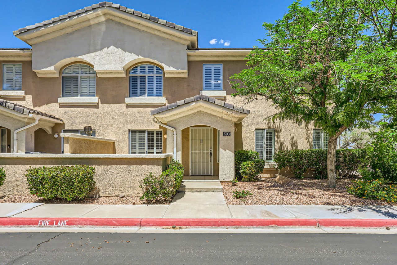 Beautiful and Nicely Remodeled Henderson Townhome!