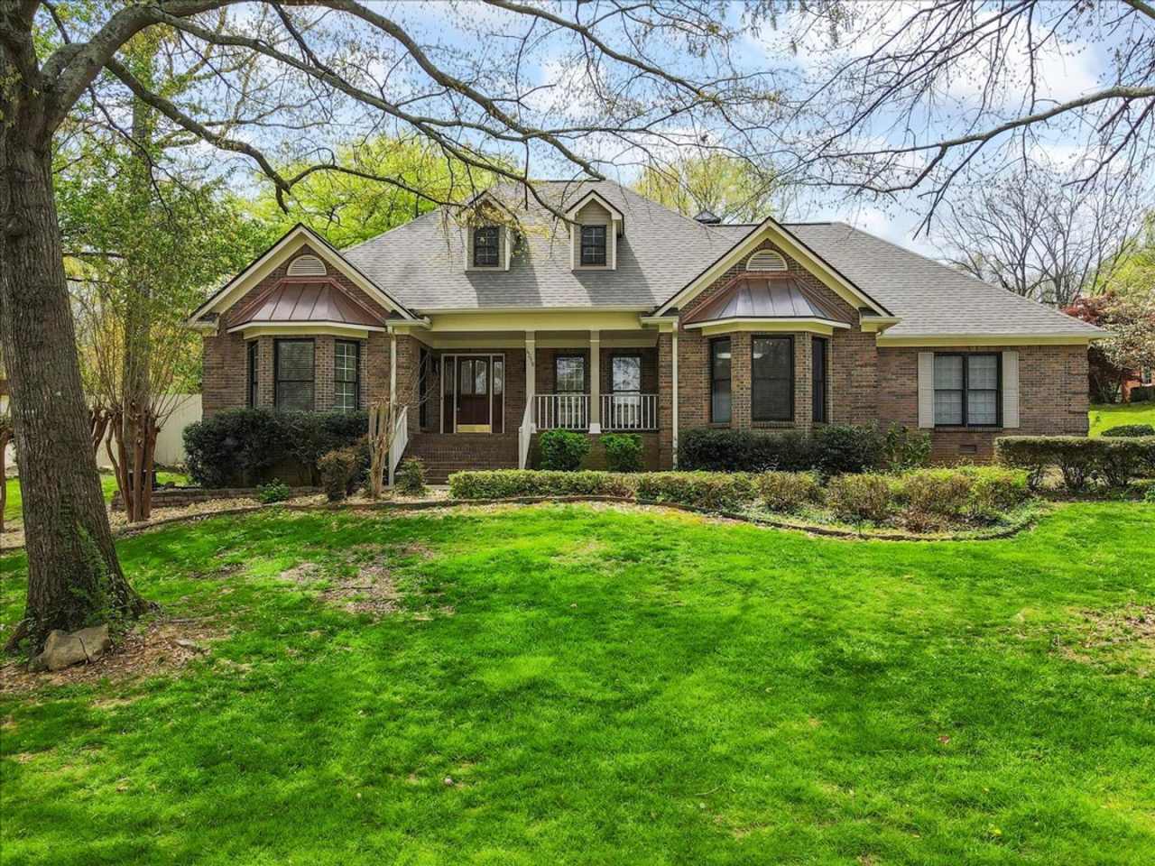 Stunning 3 bed 2.5 bath home in Cove Creek subdivision!