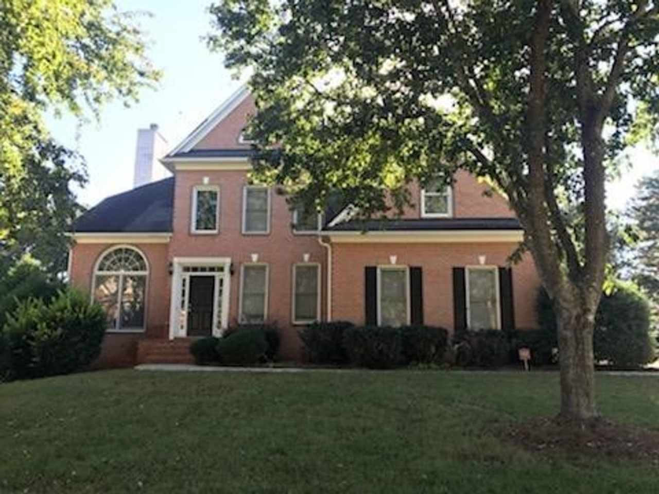 **PRICE IMPROVEMENT**230 Ridgewood Dr: AVAILABLE NOW!