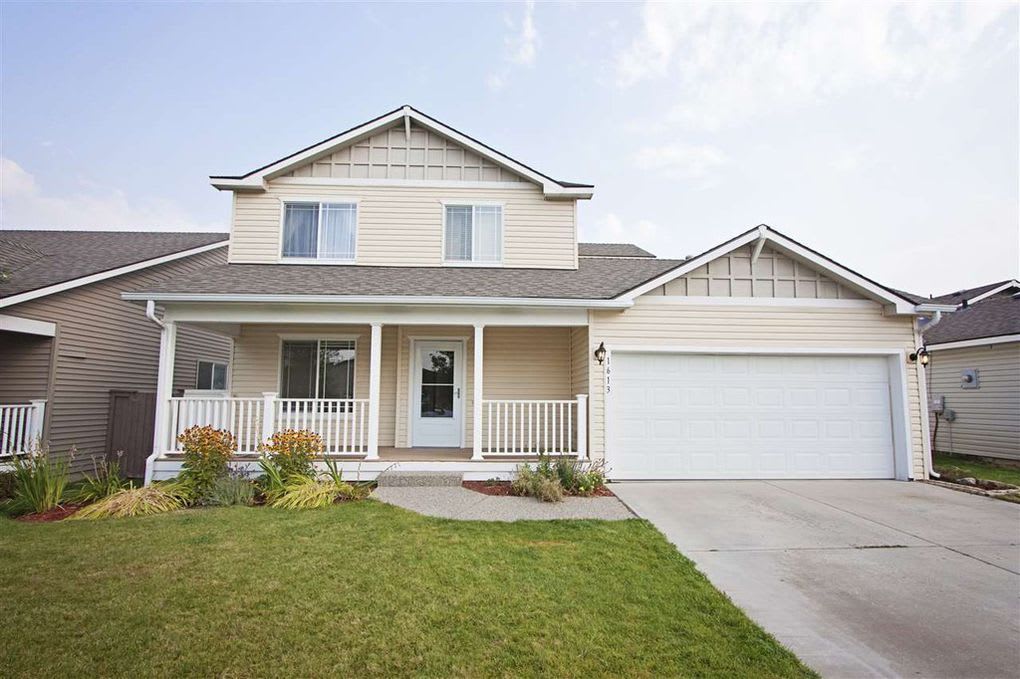 Beautiful 3 bedroom 2 1/2 bath home available NOW!!!