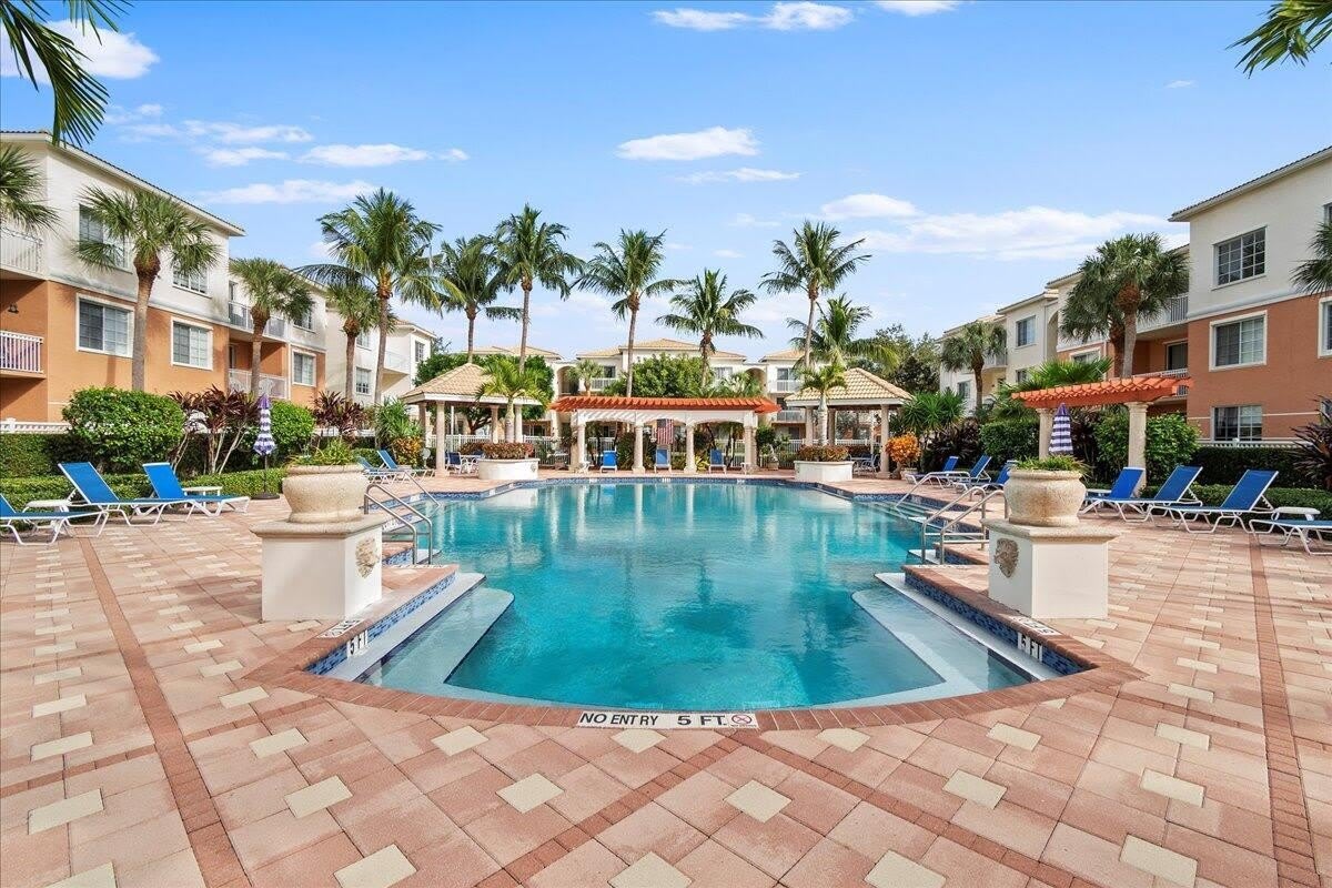 6203 Myrtlewood Circle W