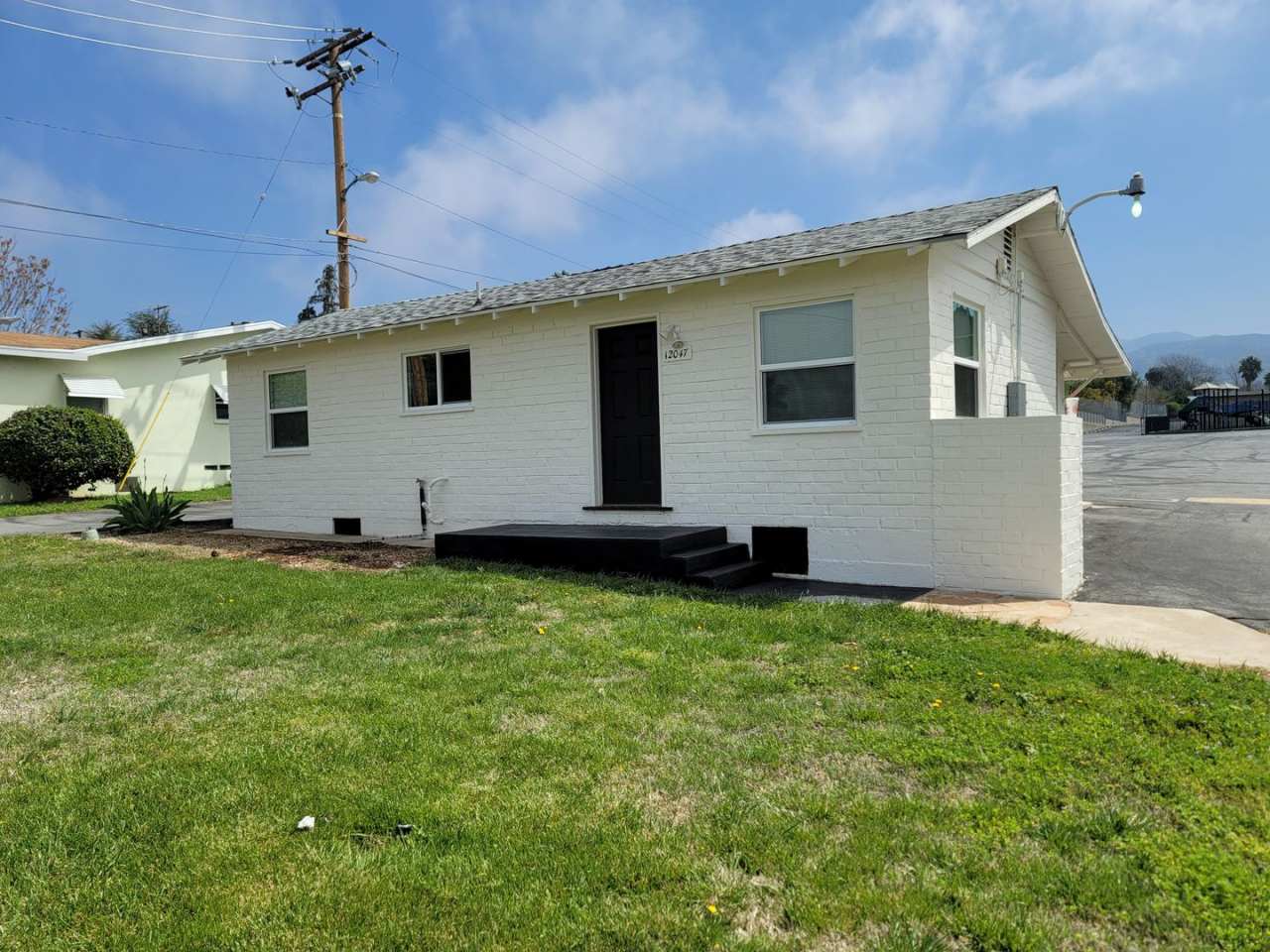 Single-Story 2-Bedroom House with a Bonus Room in Yucaipa!
