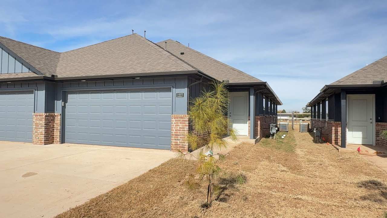3 Bedroom 2 Bath 2 Car Garage Duplex in Great location close to the Broadway Extension and 8 minutes from downtown OKC