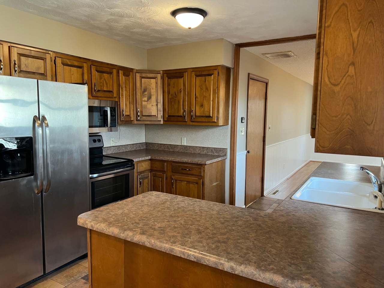 3 Bedroom 2 Bathroom in Brentwood!