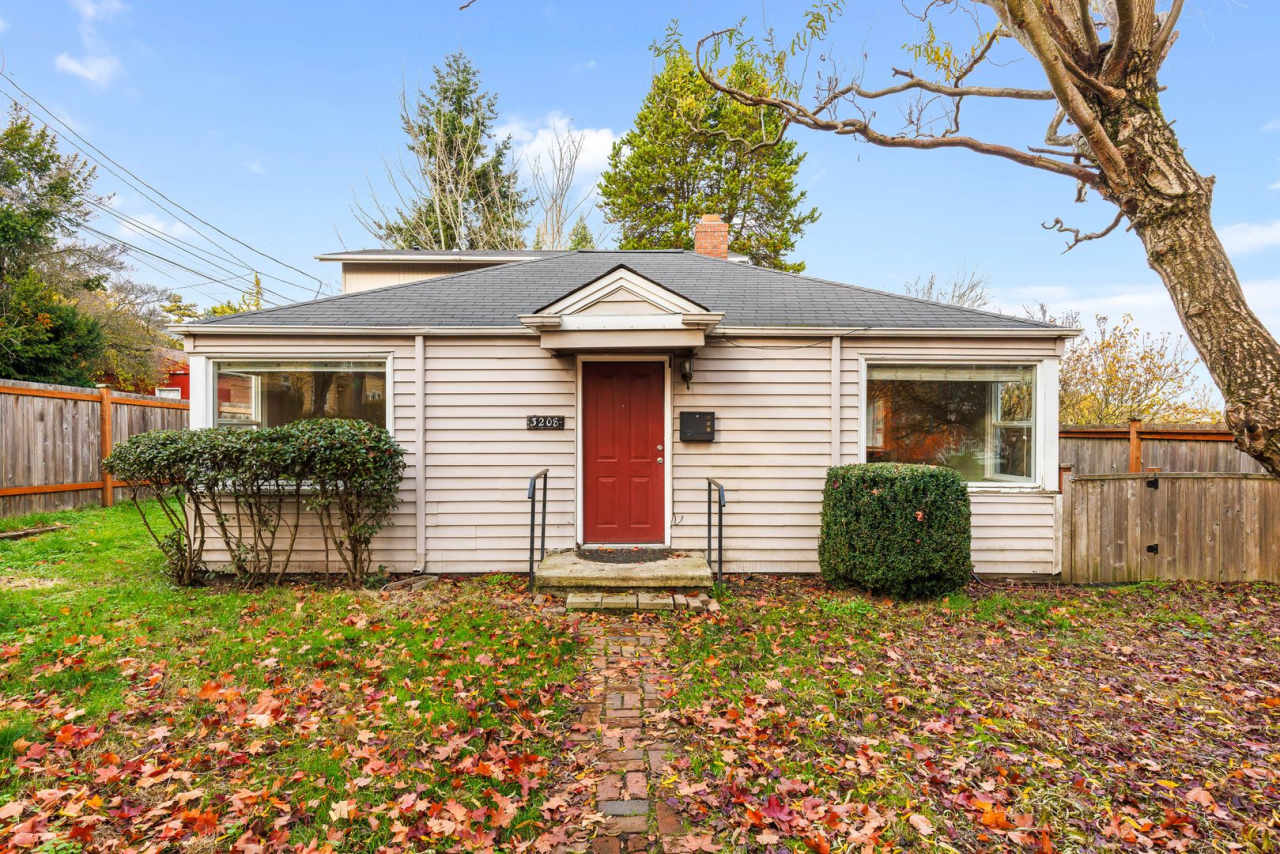 3 Bedroom Home in the Heart of W Seattle! Leasing incentives available for immediate move‑in!