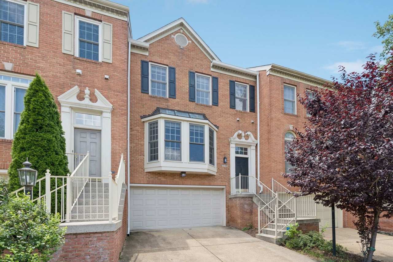 Beautiful 3-level colonial-style town home near Tysons Corner shopping  Silver Line metro stop!