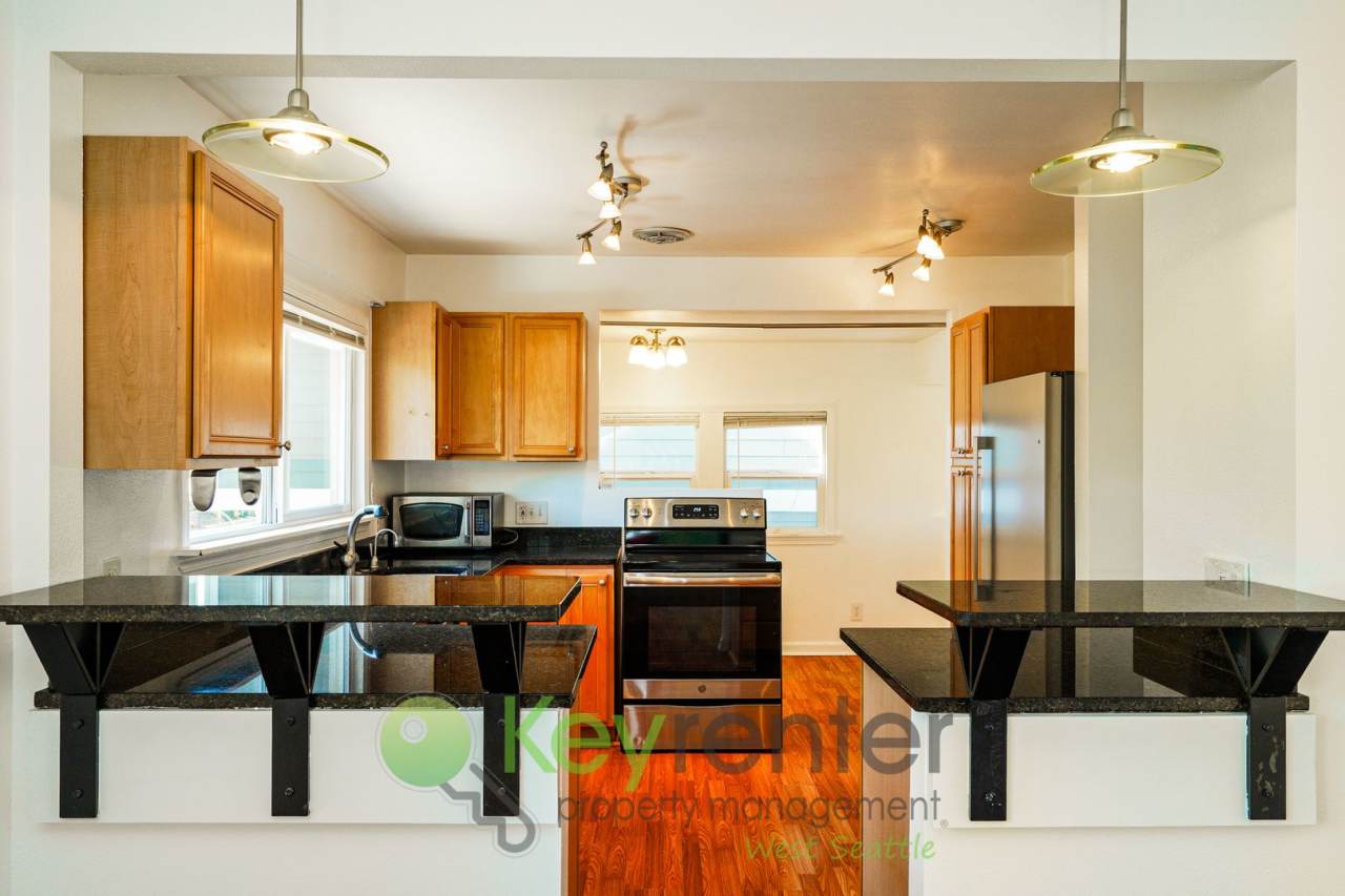 **Rent Special** Spacious 4-Bed Home Near Parks, Schools, and Shops