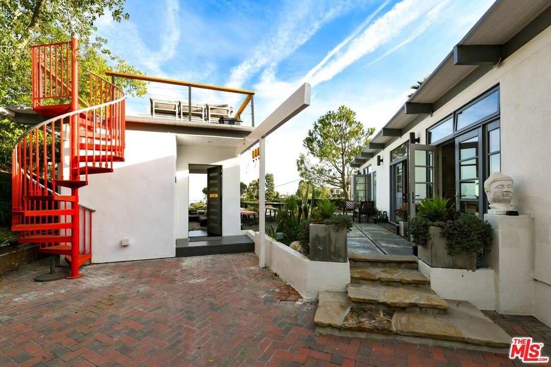 7107 Pacific View Dr