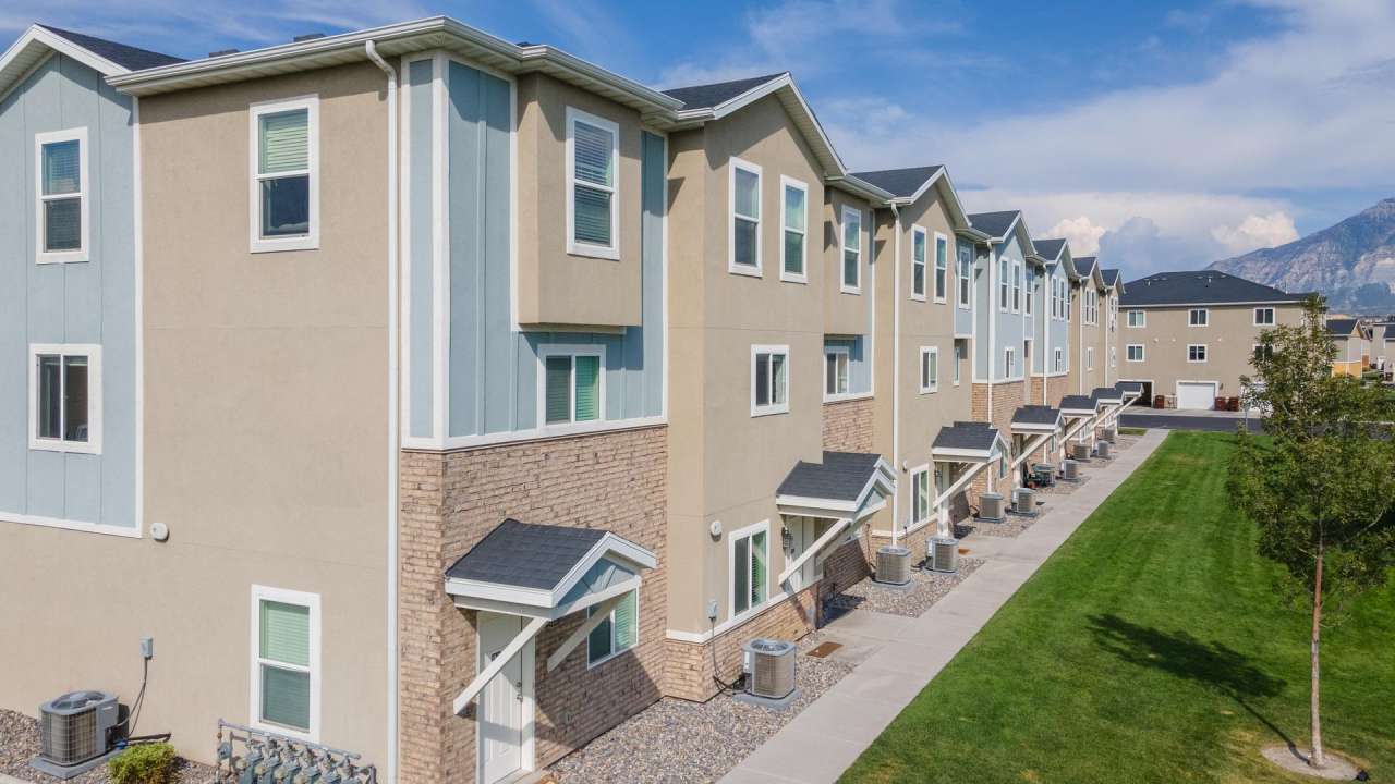 Gorgeous 3-Story Townhomes in The Lochs Townhomes in Vineyard! Great Location!