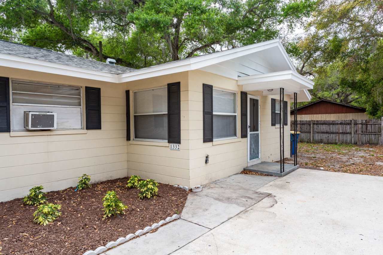 Wonderfully located 1/1 Duplex - No washer/dryer
