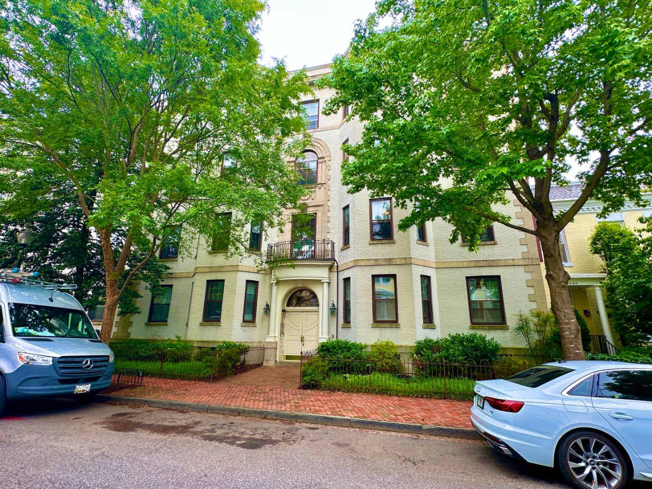 Historic Georgetown Sunny 2 Bedroom 1.5 Bath Condo w/Fireplace, Balcony
