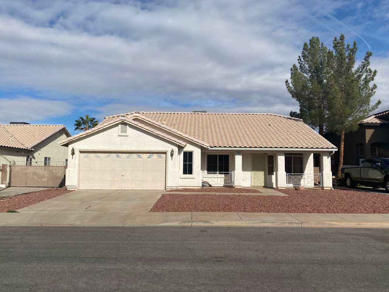 Wonderful 3 bed/2 bath home with a den located in Henderson.