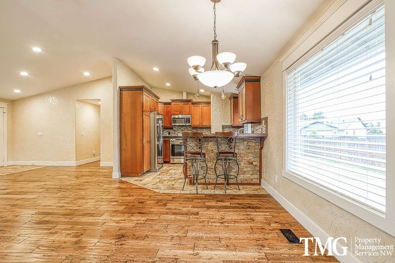 Fantastic Pet Friendly 3 Bed 2 Bath Ranch Style Home in Orchards!