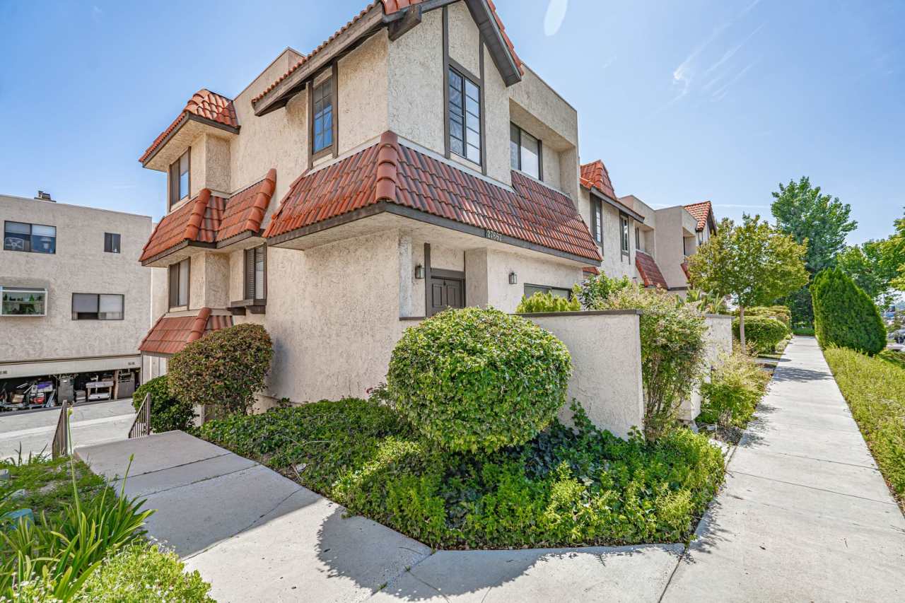 Spacious 3-Bedroom Townhome with Community Amenities in Canyon Country!