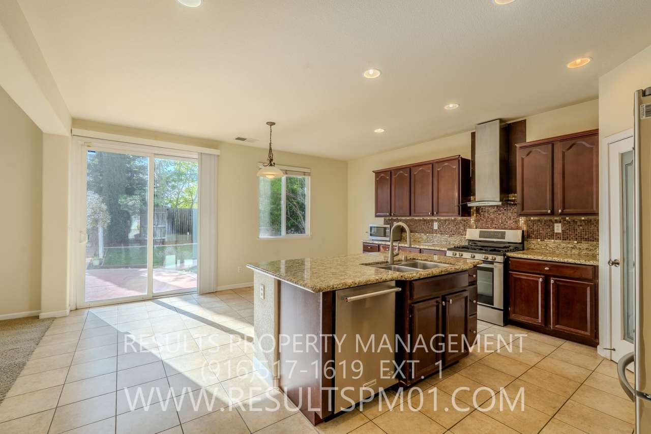 Lovely Lincoln 4 Bedroom 2.5 Bath w Clubhouse Access