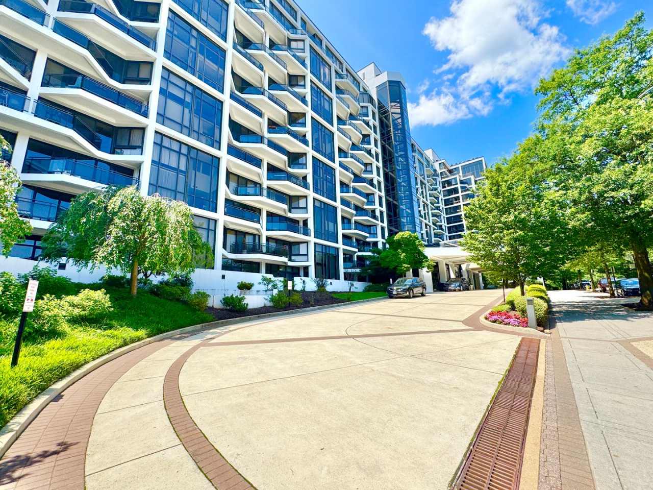 ARLINGTON CONDO - Sleek Sophistication Meets Urban Convenience