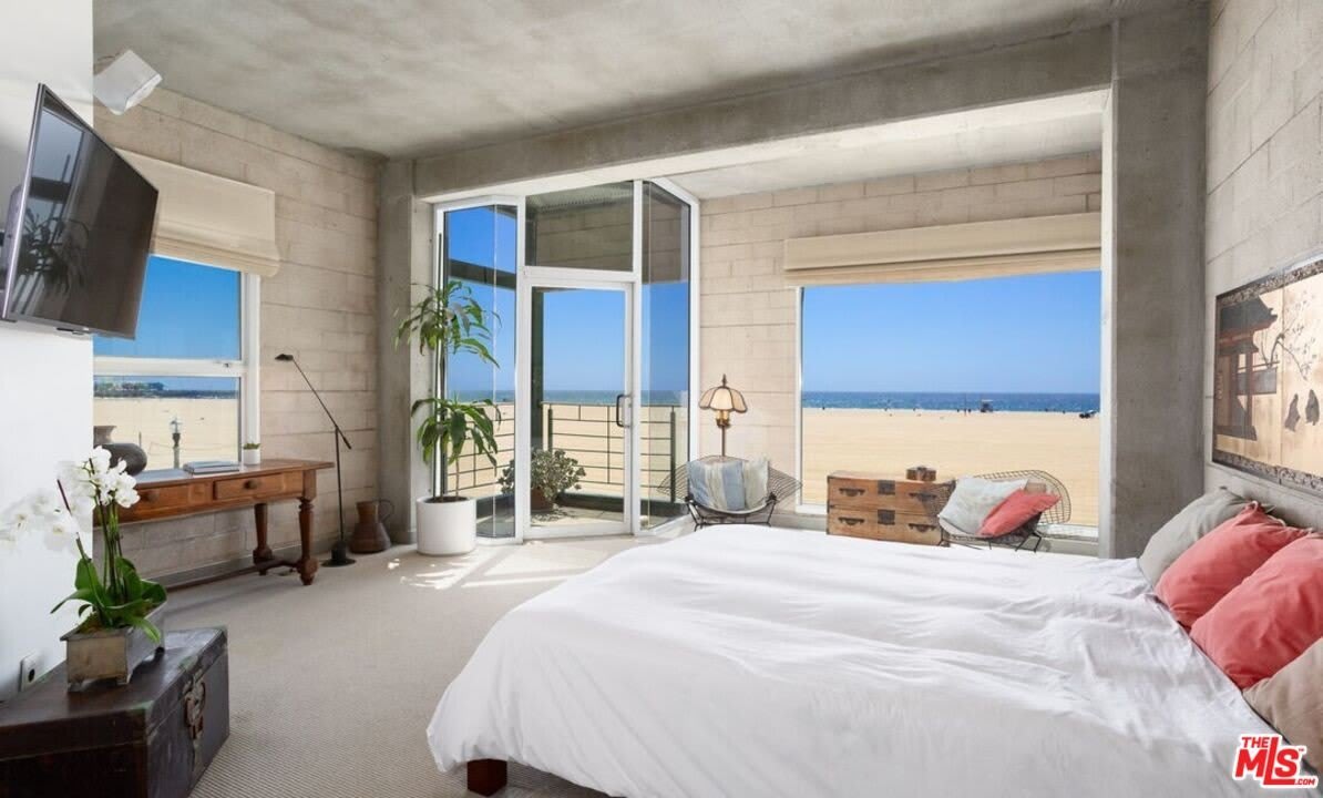 1268 Palisades Beach Rd