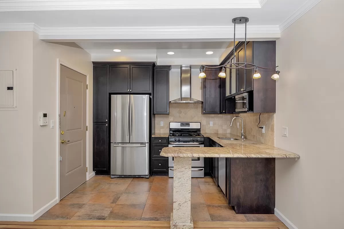 2717 Crescent St Apt 3B