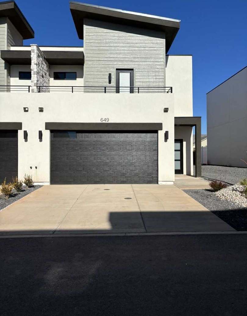 Beautiful Crimson Park Townhome - END UNIT