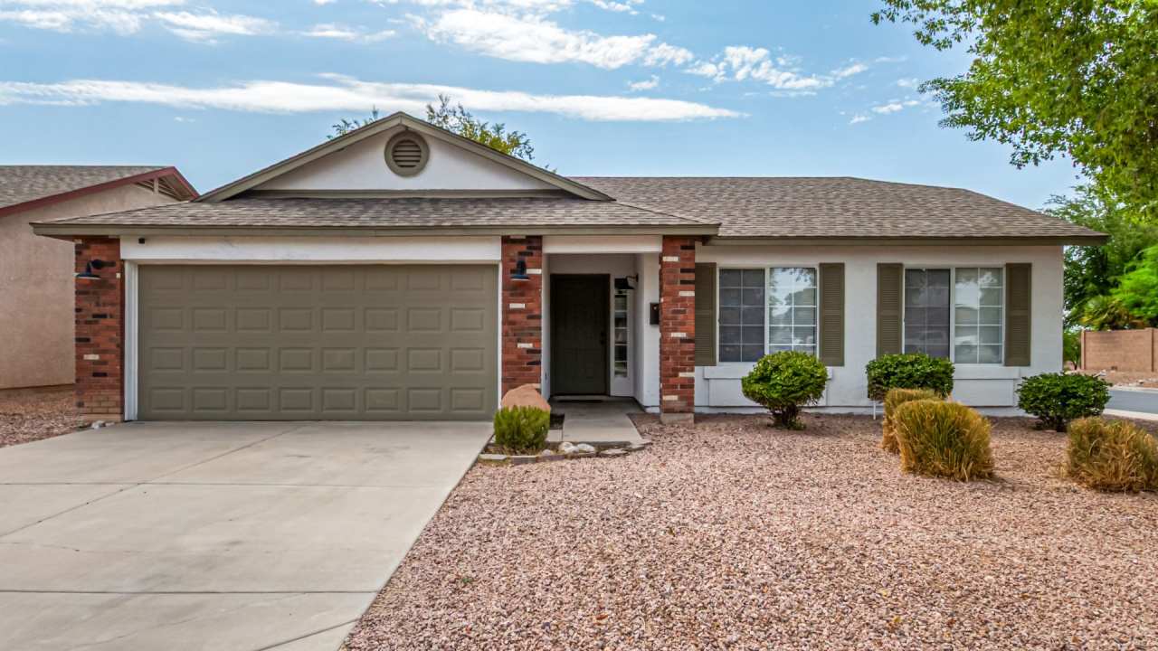 3 Bedroom / 2 Bath Farmhouse Charmer in San Tan Valley