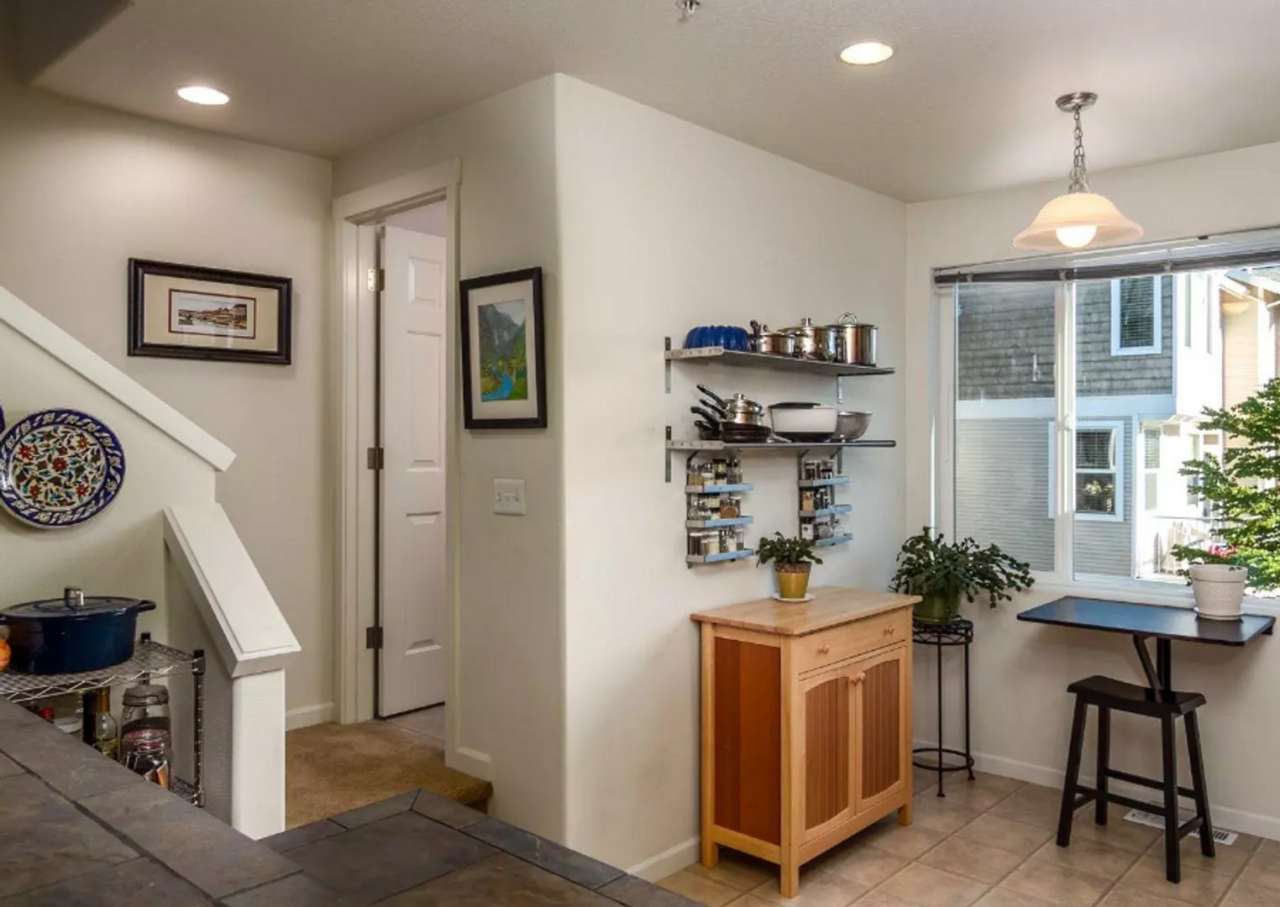 *2nd month of rent free!* Gorgeous Murrayhill Town Home in a community close to Shopping, Restaurants and Parks.