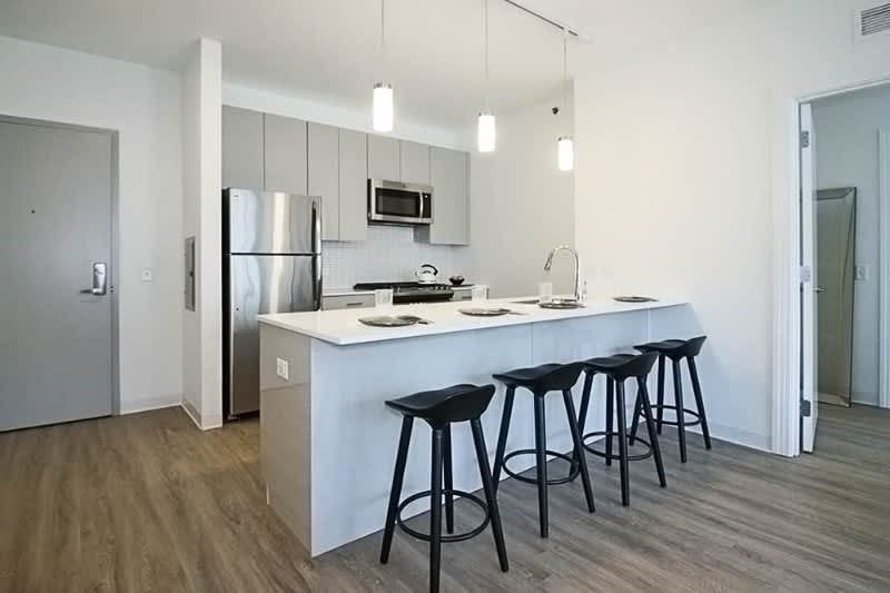 818 W Van Buren St #18