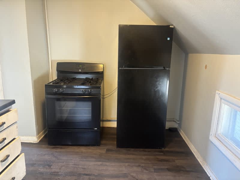 527 9th Street Southwest - Upper