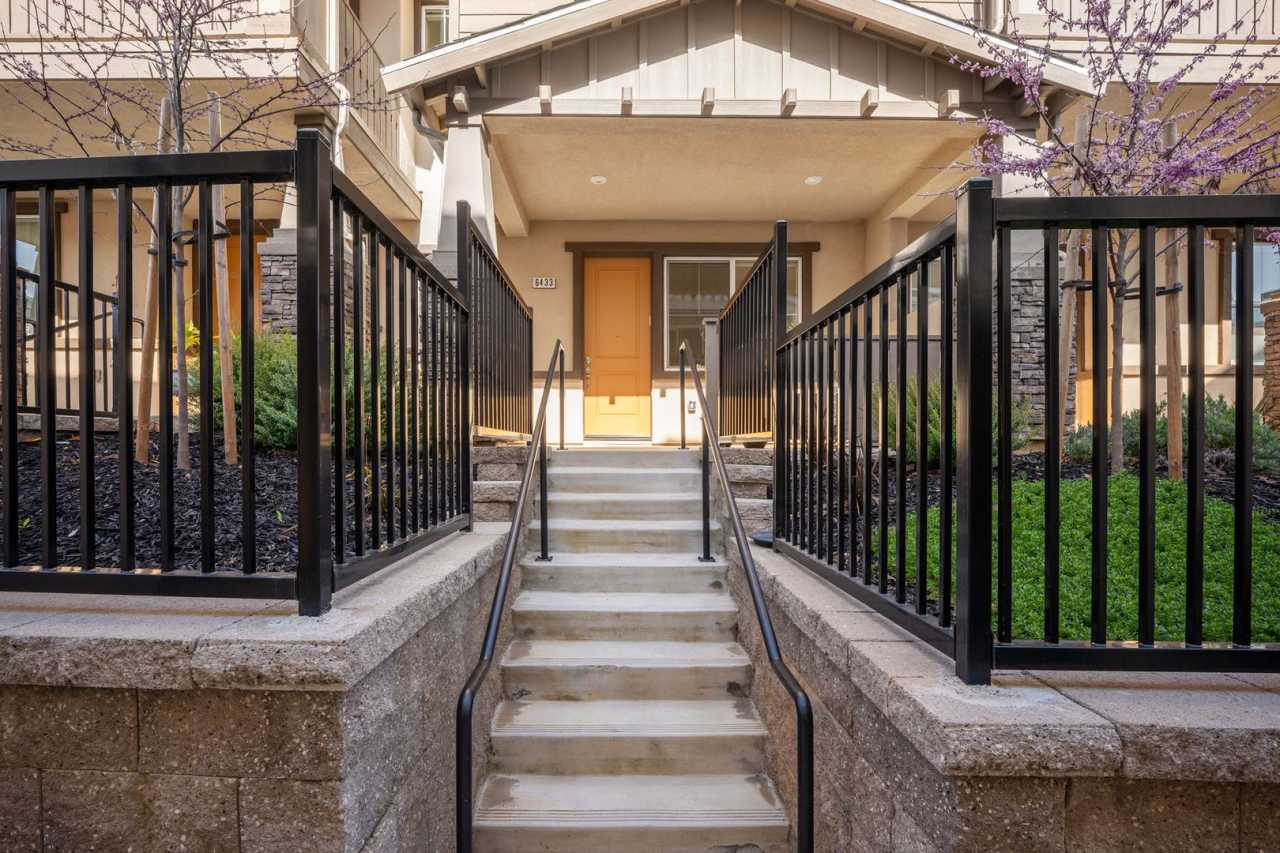 $3,495 - Newer Large 3/2.5 Townhome in Beautiful westside Gilroy-PET FRIENDLY