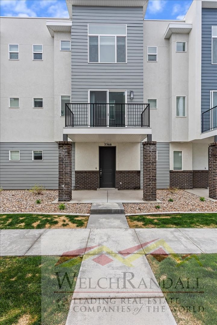 Beautiful 3 Bed 2.5 Bath Townhome in West Haven