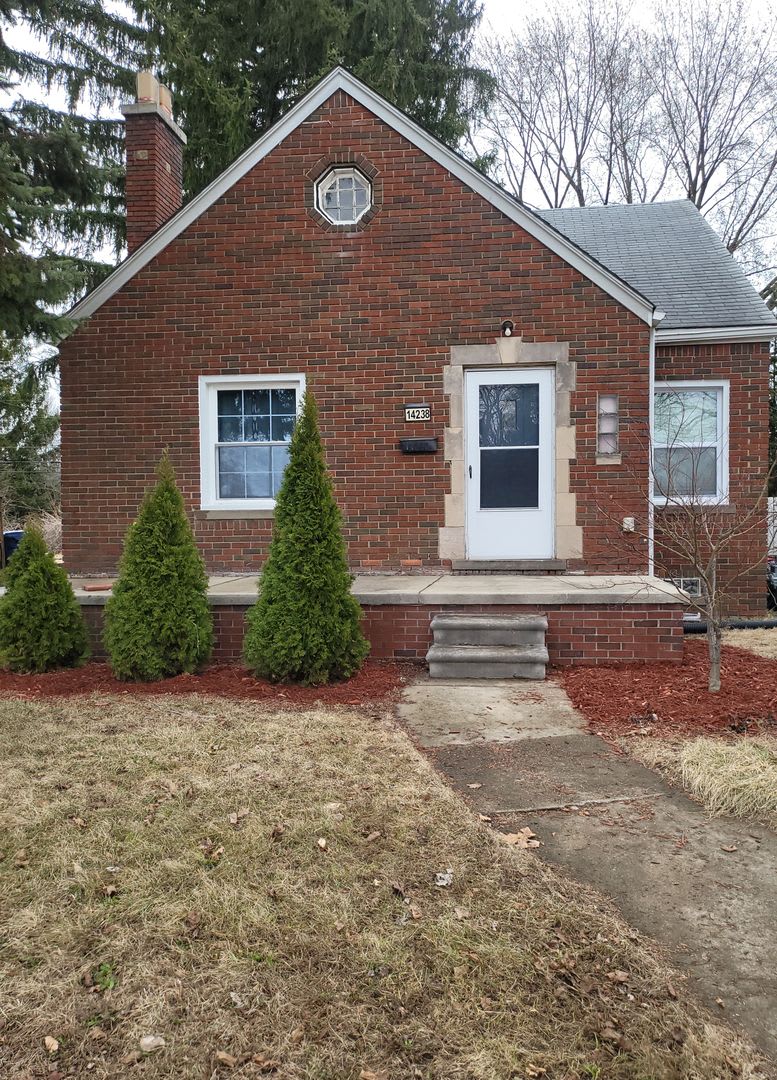 Beautiful 3 Bedroom bungalow in very desirable location in Redford/ Livonia borders