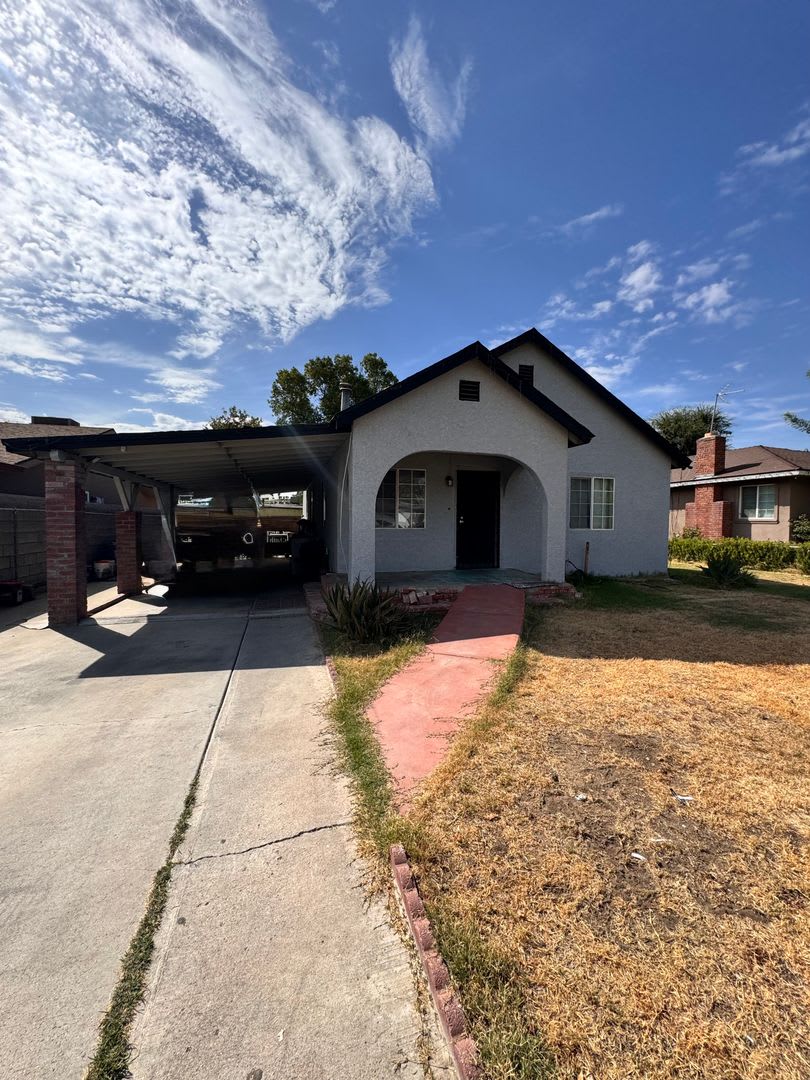 Beautiful 3-Bedroom Home in Shafter!!!! Spacious Layout, Basement, Carport  Large Backyard! Prime Location Near High School  Shopping!