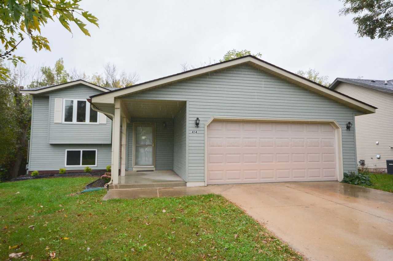 Great 4br home with large fenced yard in quiet neighborhood!