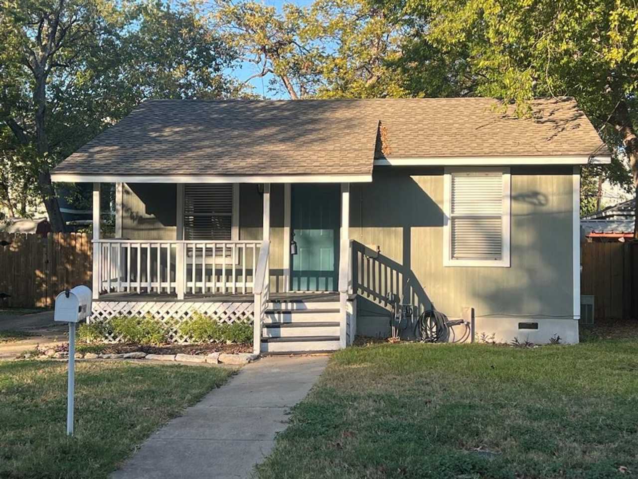 **Get $300 off your move-in costs! Valid for new leases with a start date in 2025**