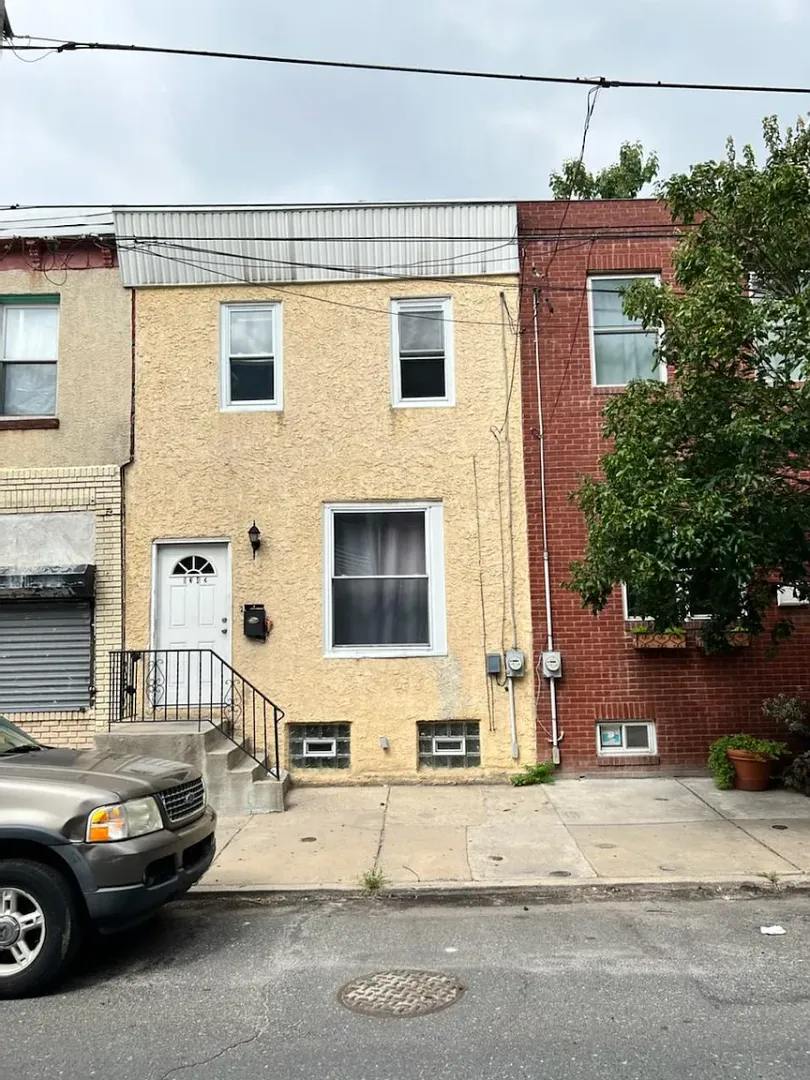 Large 3 Bedroom 1.5 Bath Townhome in Point Breeze! Central Air! W/D! Yard!
