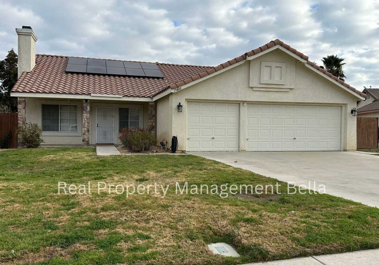 Charming Single-Story Home with Solar  3-Car Garage in Lake Elsinore – Prime Location  Spacious Living!