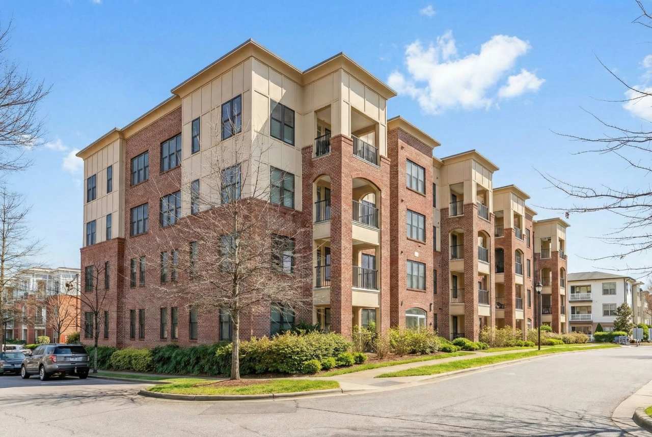 Luxurious 2BR Condo with Fantastic Upgrades! Pet friendly!