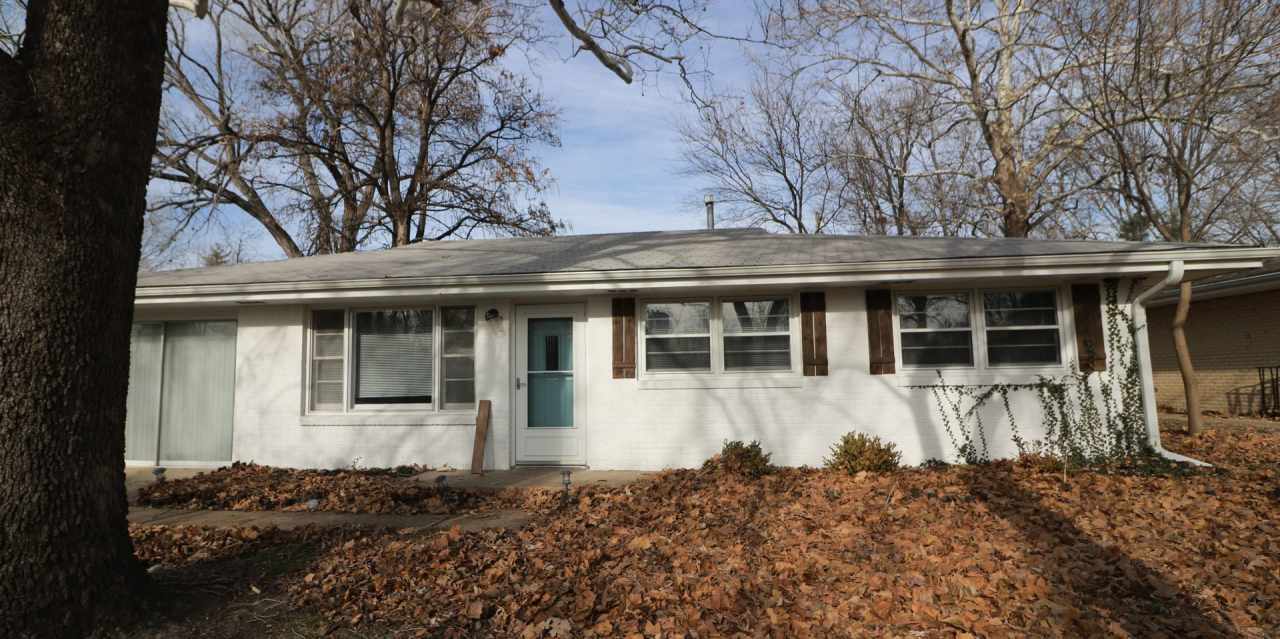 Awesome 4 bedroom home located just a short walk from Campus and Bill Snyder Family Stadium!